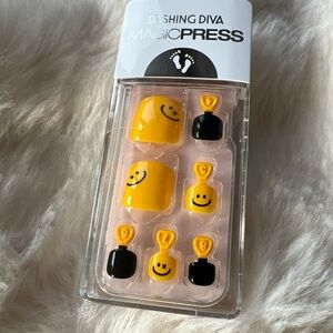 Dashing Diva MagicPress Smiley Yellow and Black Press-on Toe Nails